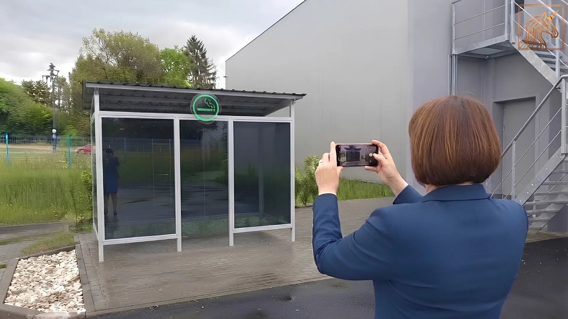 Zaměstnankyně natáčí krátký postup na mobilní telefon